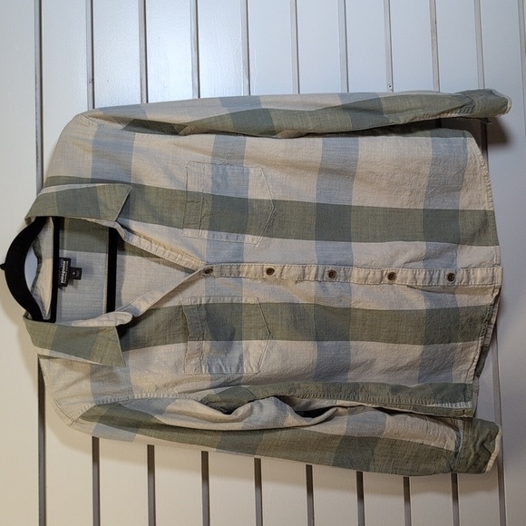 Patagonia Clean Color Button Down Shirt - Clean Mulberry Green Size M EUC - Picture 7 of 8